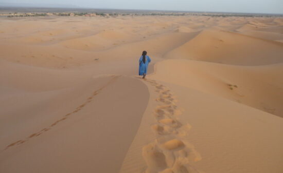 モロッコ・サハラ砂漠にある街メルズーガで静かなひと時を過ごす｜ トラベルダイアリー
