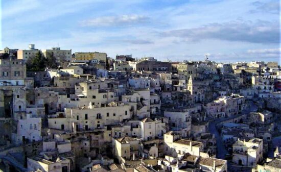 石灰岩をくり抜いてできた街！イタリアのマテーラの洞窟住居｜ トラベルダイアリー