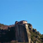 一体どうやって？！断崖絶壁岩の頂に建つギリシャのメテオラ修道院群｜ トラベルダイアリー