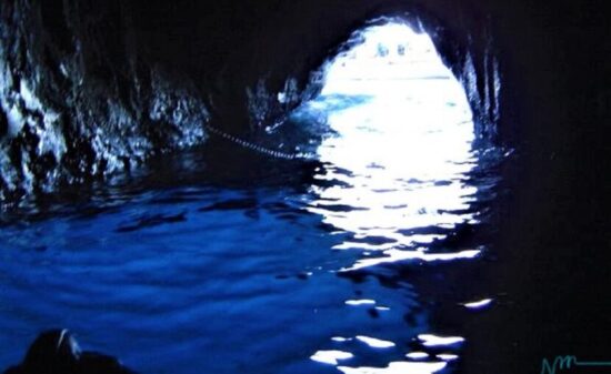 誰もが一度は憧れる！南イタリアのカプリ島「青の洞窟」｜ トラベルダイアリー