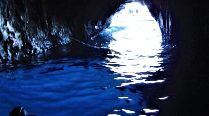 誰もが一度は憧れる！南イタリアのカプリ島「青の洞窟」｜ トラベルダイアリー